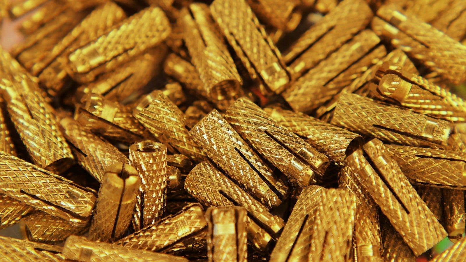 Monte de insertos de latão recartilhados, de cor amarelo-ouro